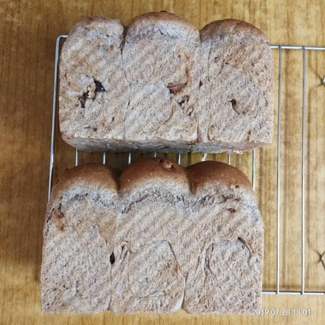 红枣核桃黑全麦吐司