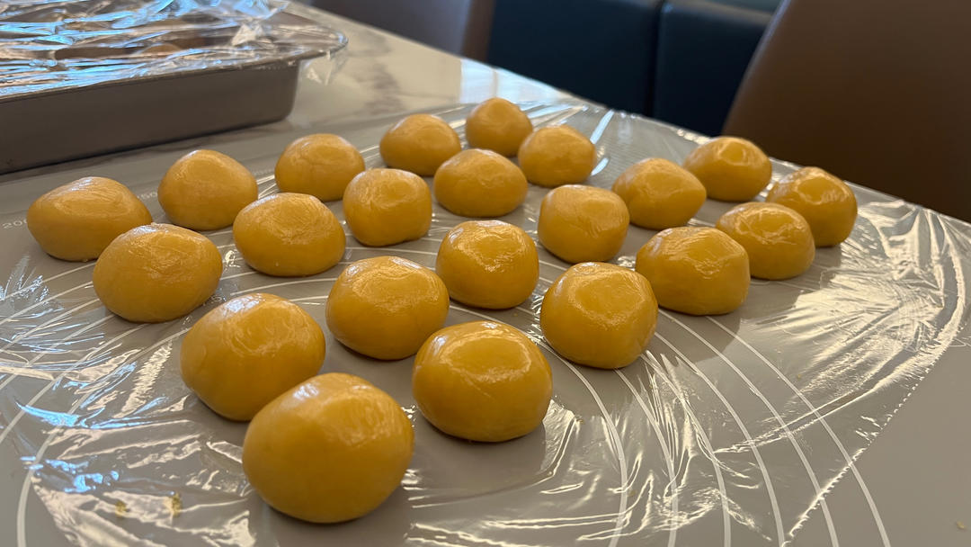 广式月饼—蛋黄莲蓉月饼