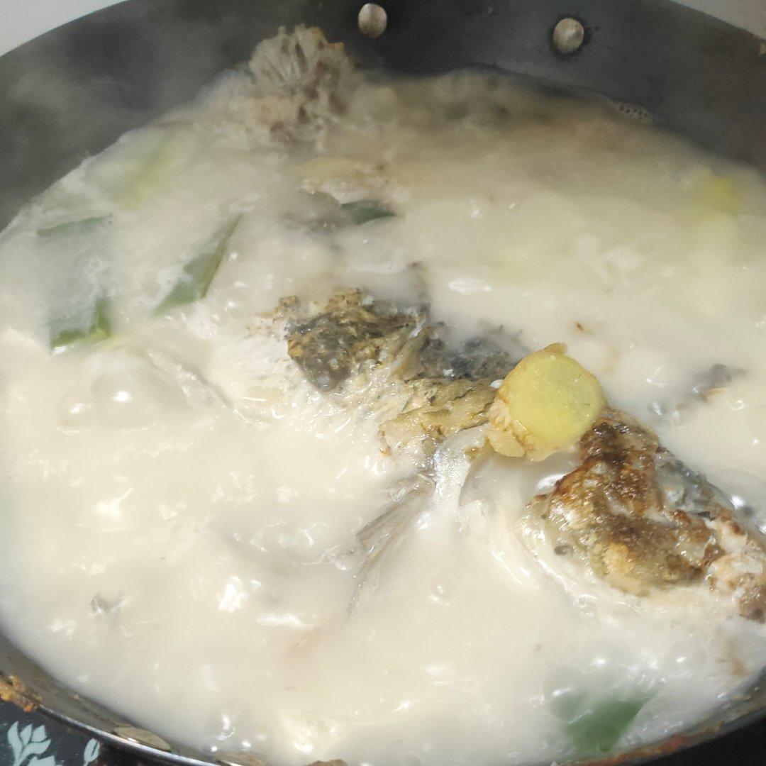 热爱生活锟哥哥做的清炖鲫鱼汤三个关键步骤让你轻松炖出汤浓味鲜色白