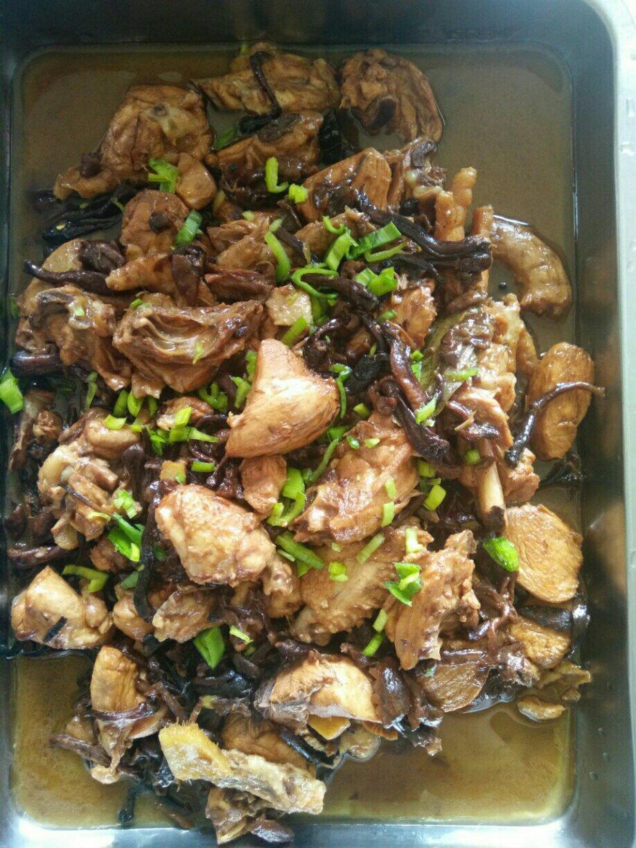 厨师长教你：“小鸡炖蘑菇”的家常做法，汤鲜肉美味，先收藏起来