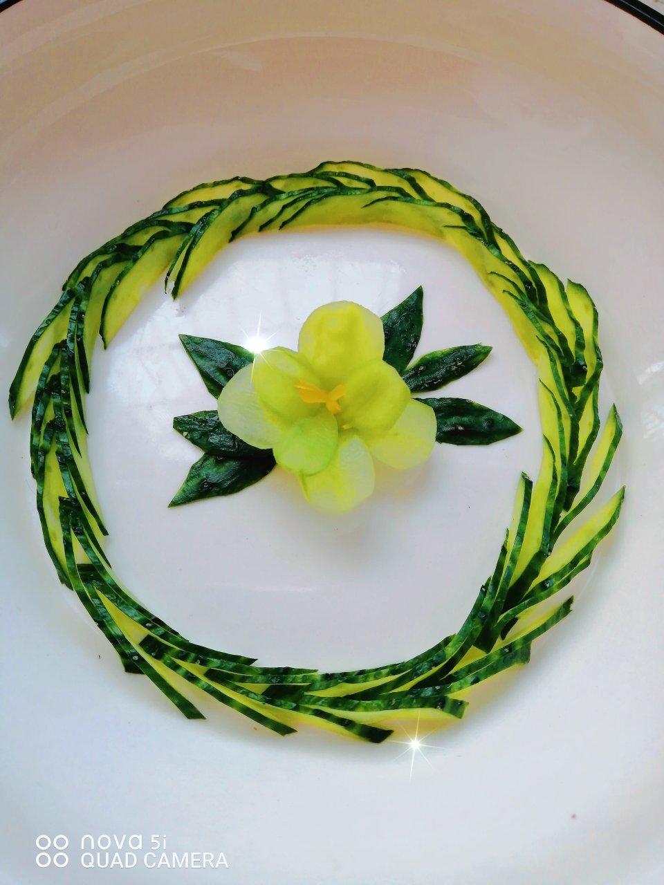 简单美丽的盘饰（1）——（不会雕刻也能做出）黄瓜拼装花