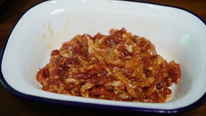 青椒茭白炒肉丝的做法 步骤2