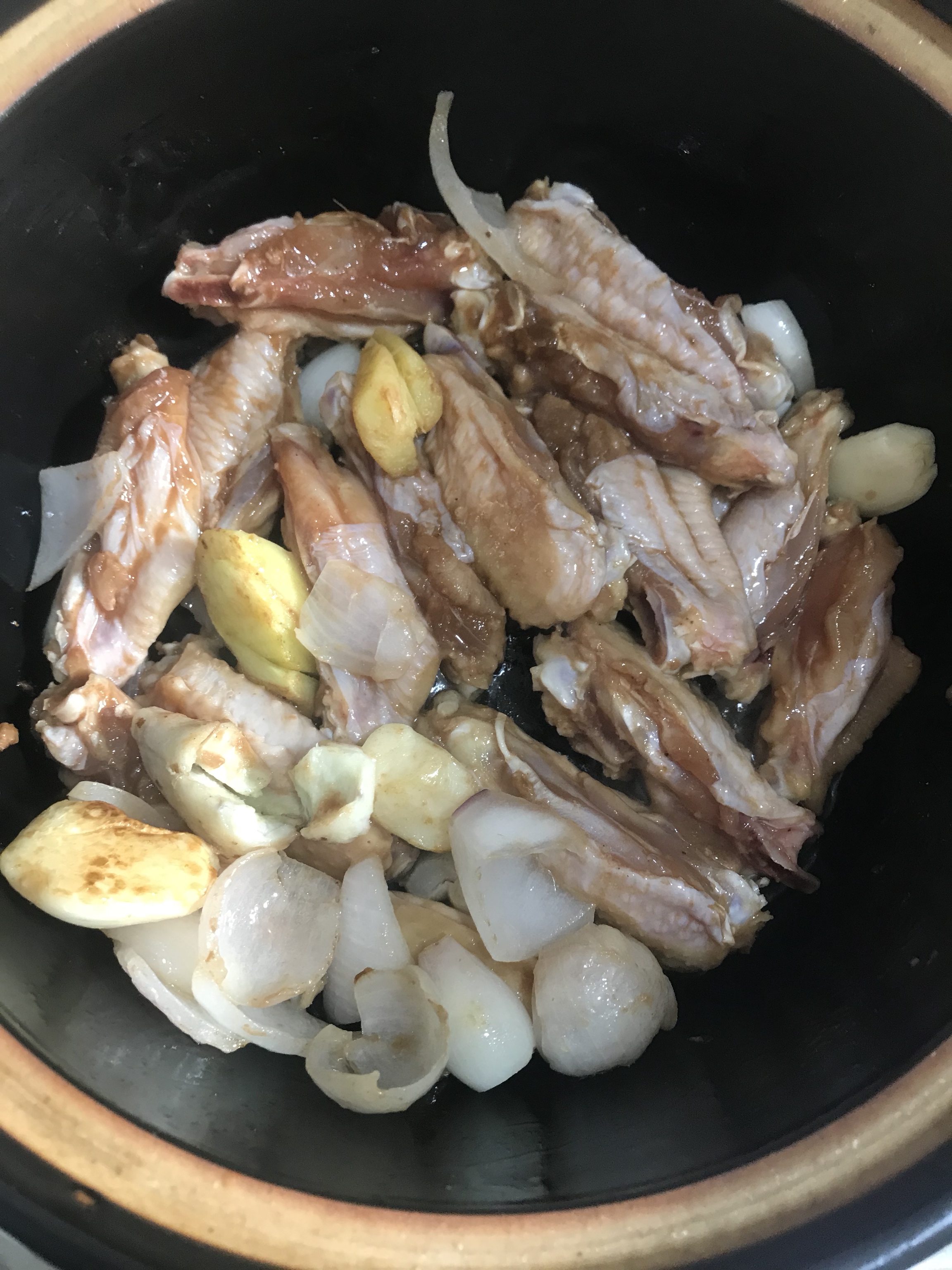 三菇焖鸡翅的做法 步骤1