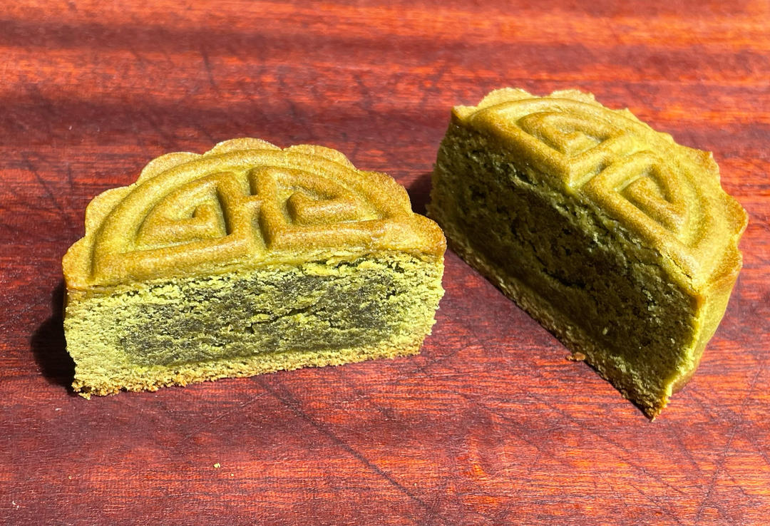 好运莲莲｜椰香斑斓莲蓉咸蛋黄广式月饼｜自制斑斓莲蓉馅料｜