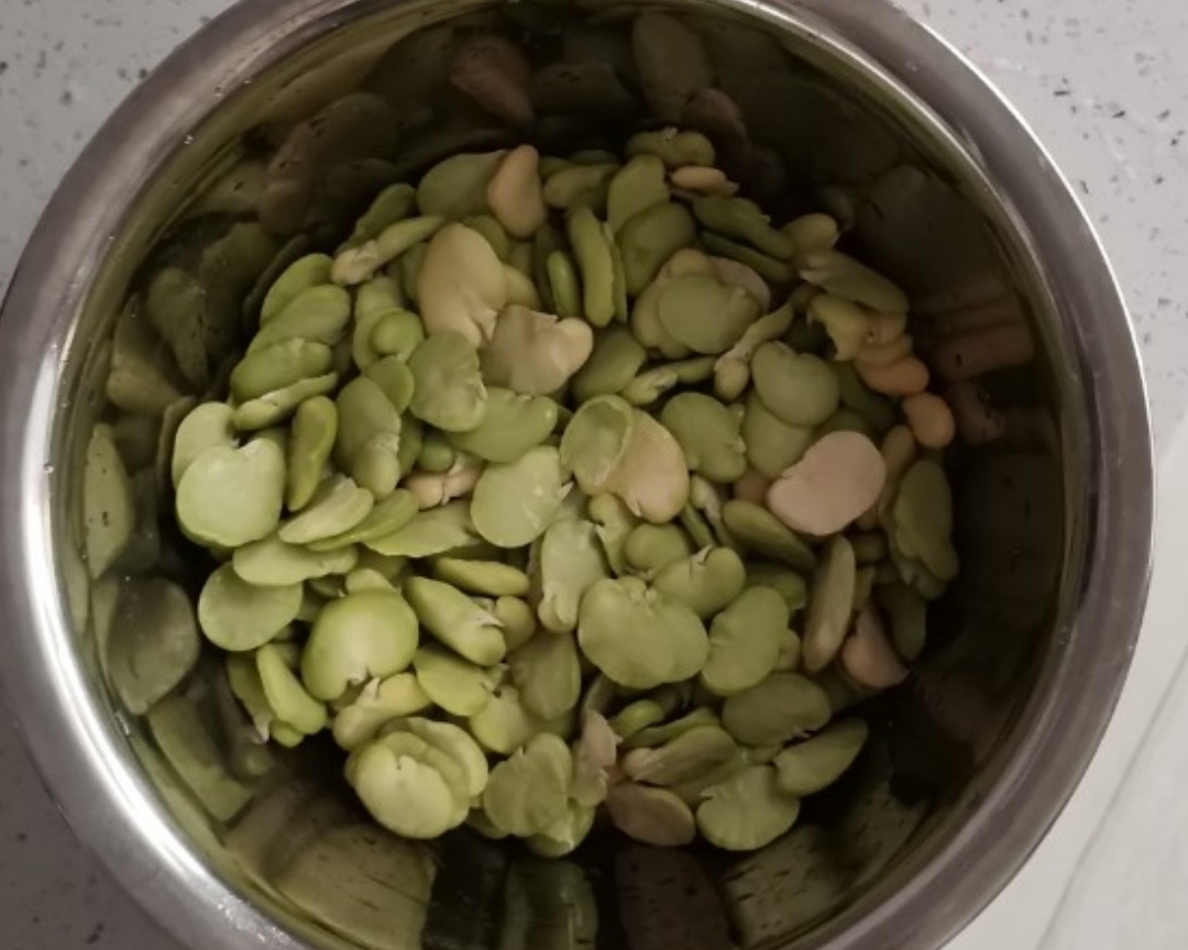 蒜苗炒绿蚕豆的做法 步骤1