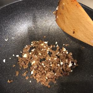 懒人腊肠煲仔饭：电饭锅做出香喷喷的腊肠饭的做法 步骤1
