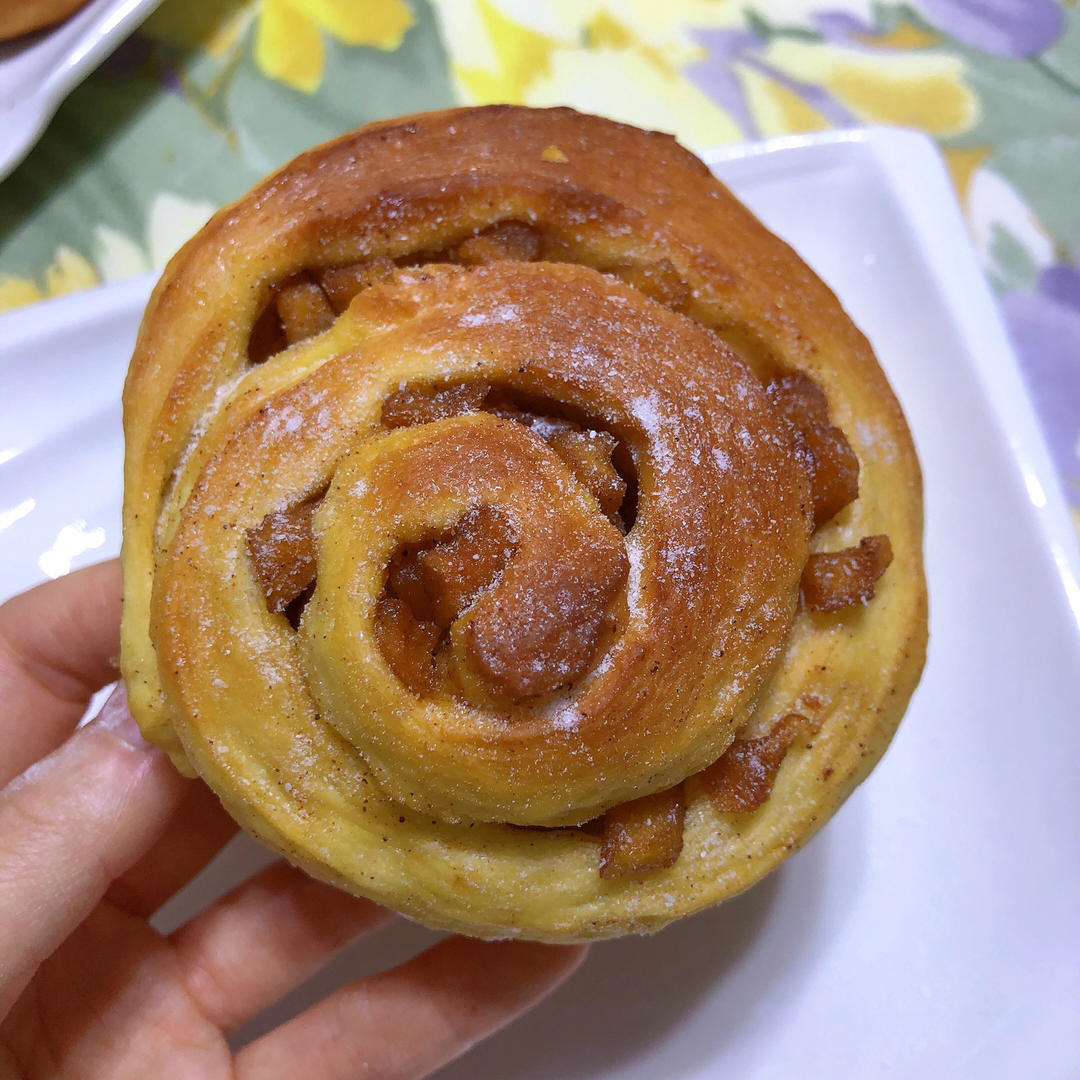 寒冷的冬天，来个「焦糖苹果肉桂卷」吧！