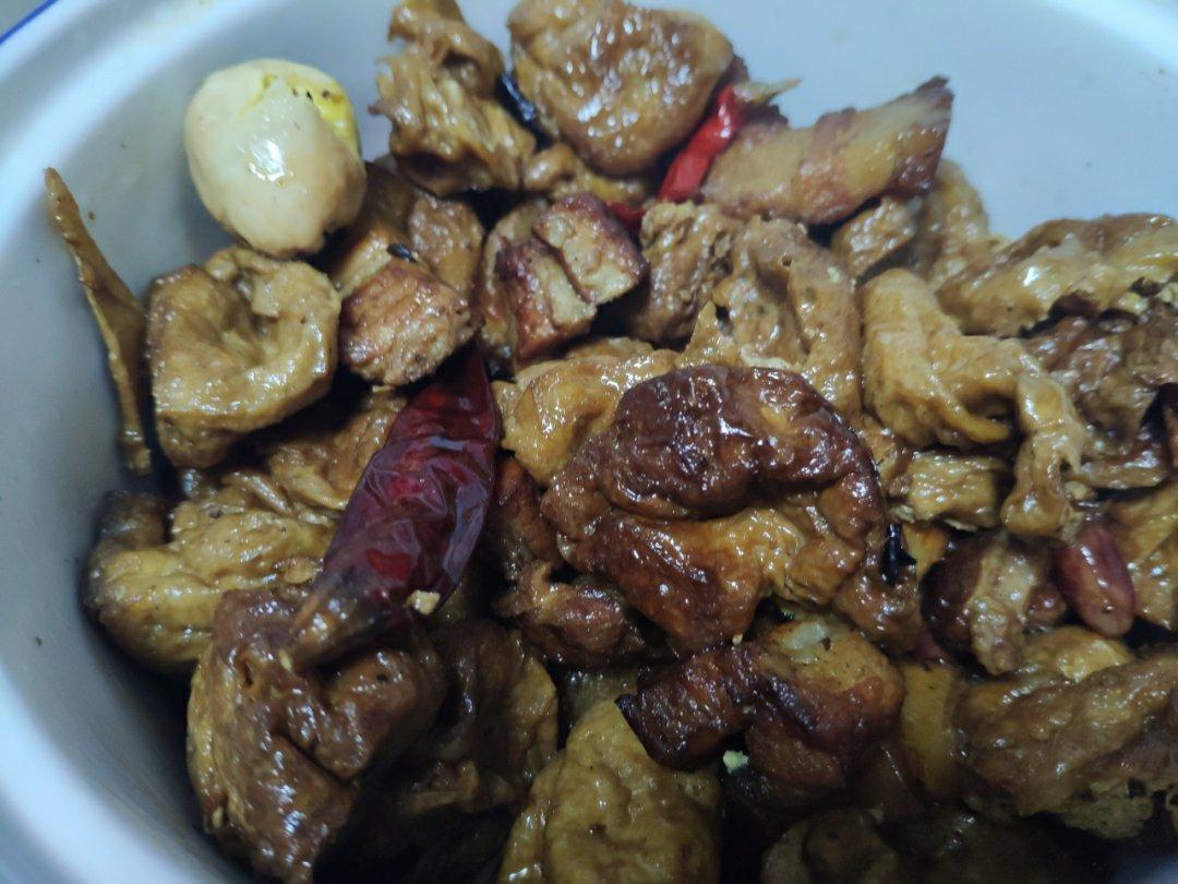 红烧肉焖油豆腐