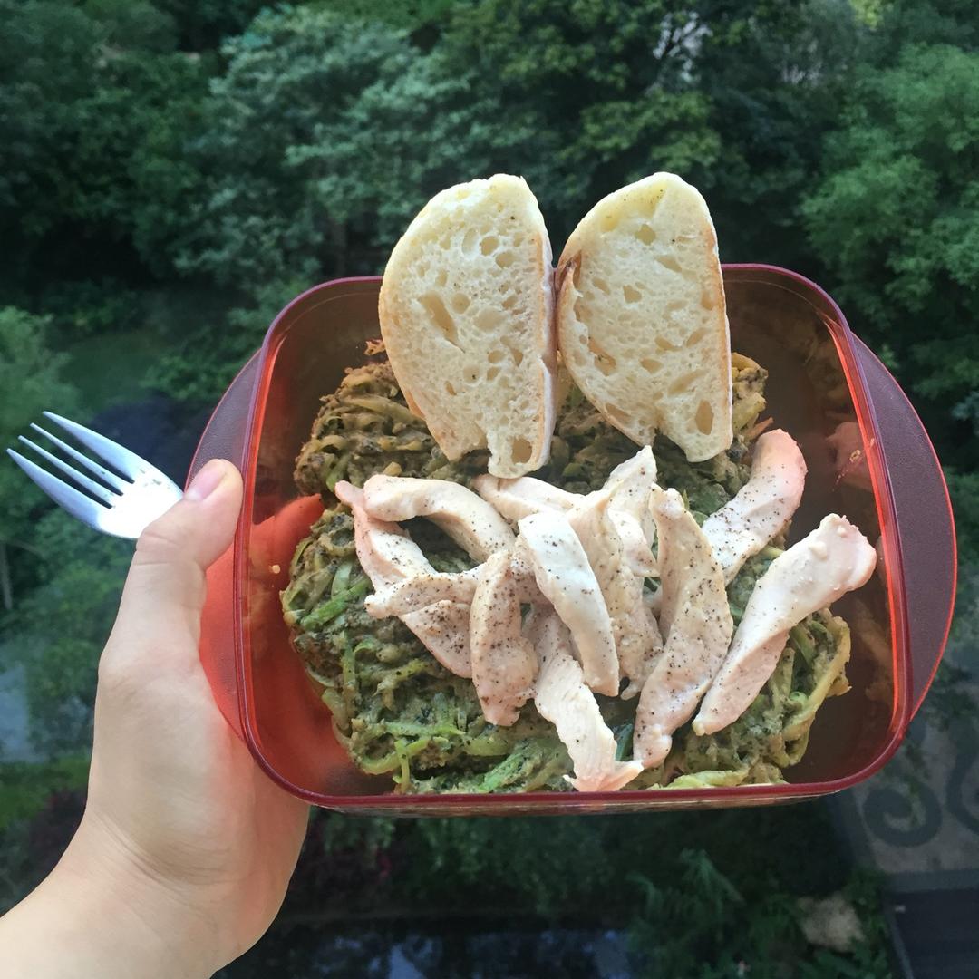 【健康三餐】菠菜牛油果青酱西葫芦面条