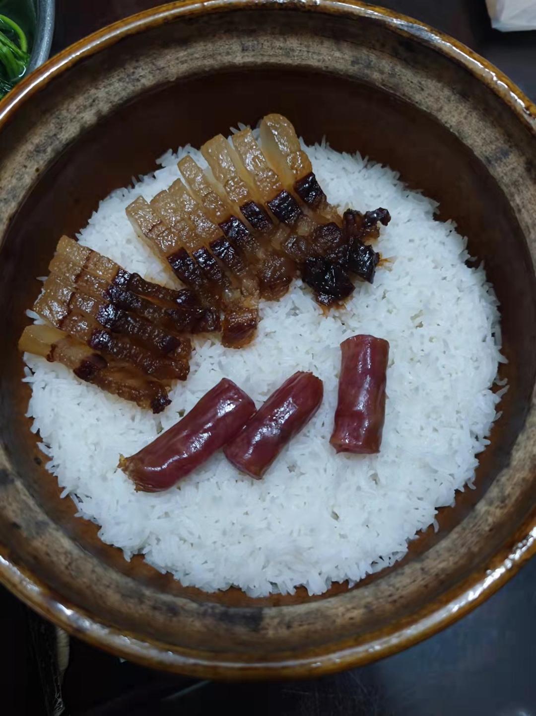 腊味煲仔饭，纯正砂锅版，有锅巴的哦