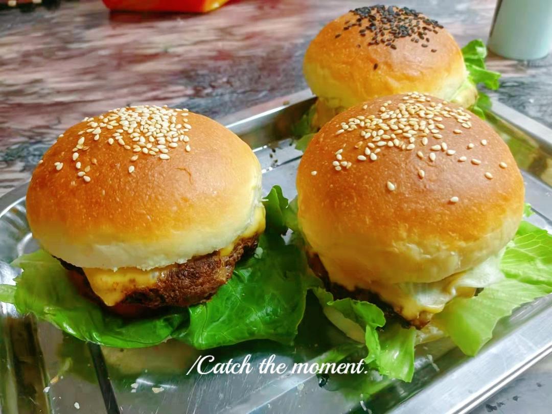 鲜嫩多汁的牛肉汉堡
