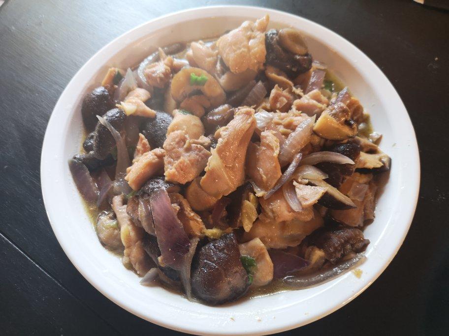 鸡腿肉炒蘑菇