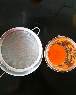 7月龄宝宝辅食-胡萝卜汁蒸蛋黄羹的做法 步骤1