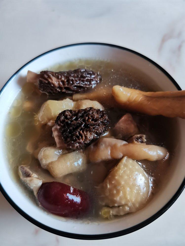 花胶羊肚菌煲鸡汤