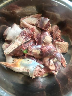 八珍炖鸭肉的做法 步骤2