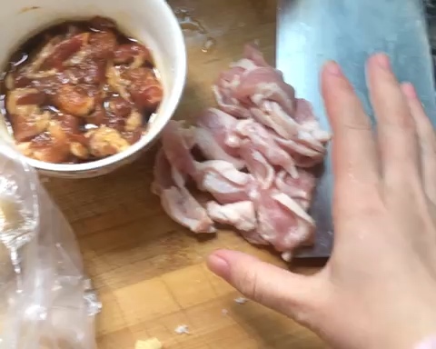 炸腐竹炒肉的做法 步骤1
