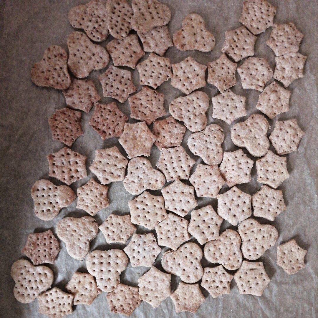 薄薄的，脆脆的，减肥期也能吃的全麦苏打饼干