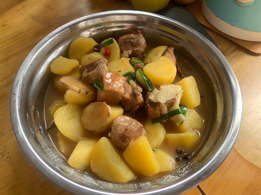 土豆焖排骨