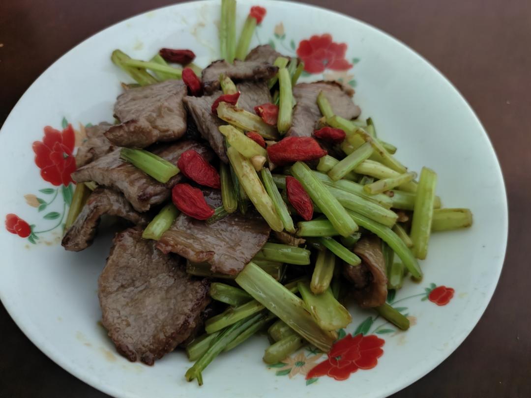 香芹炒牛肉（牛肉嫩滑的关键步骤