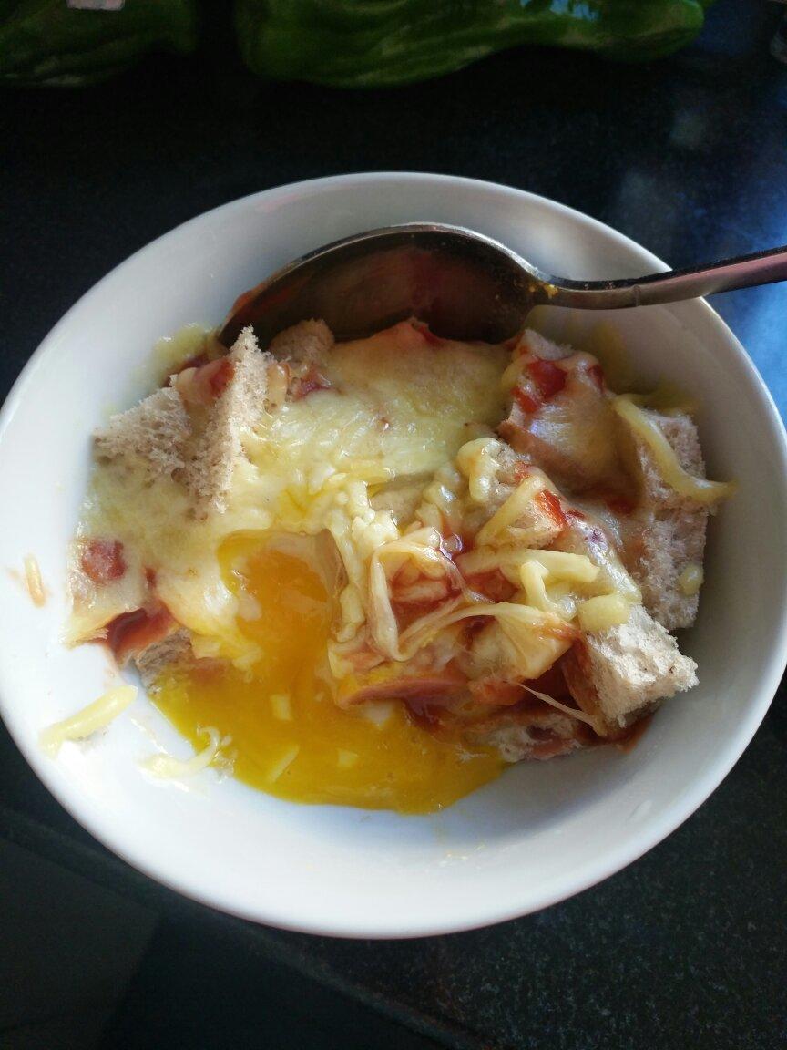 只需摆好材料去微波！惊艳全家的早餐端上桌：香肠奶酪烘蛋