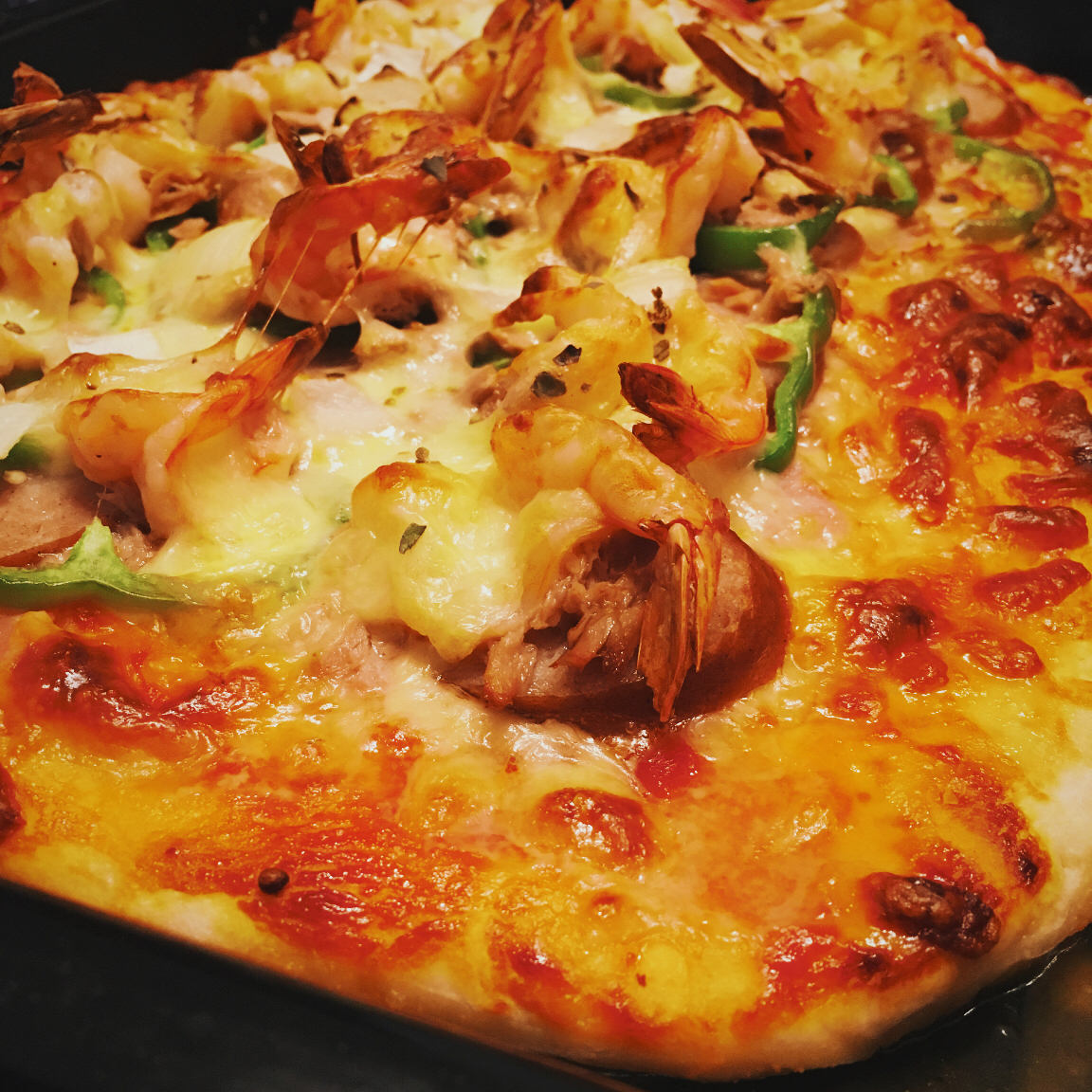 戴鱼和黄鱼做的海鲜至尊披萨