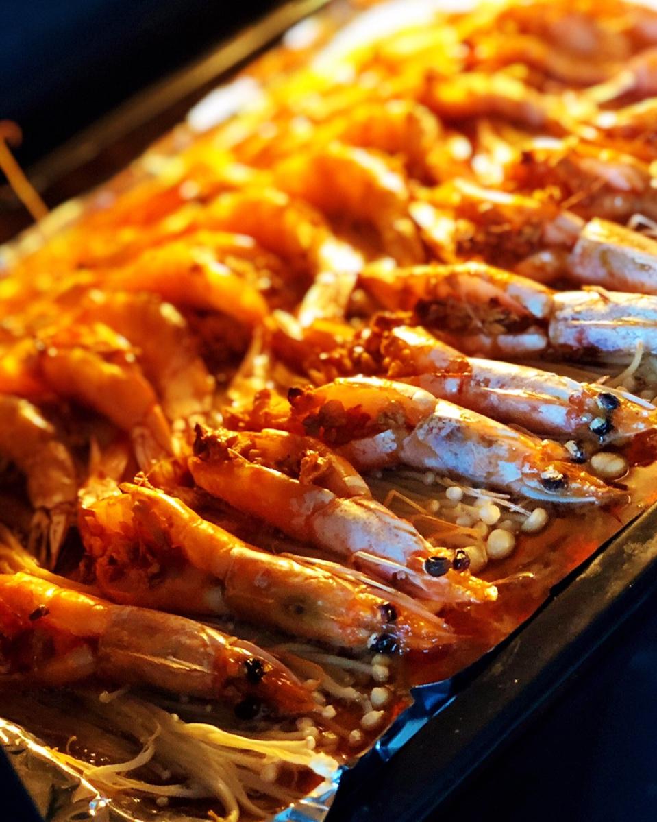 蒜蓉金针菇烤花蛤虾