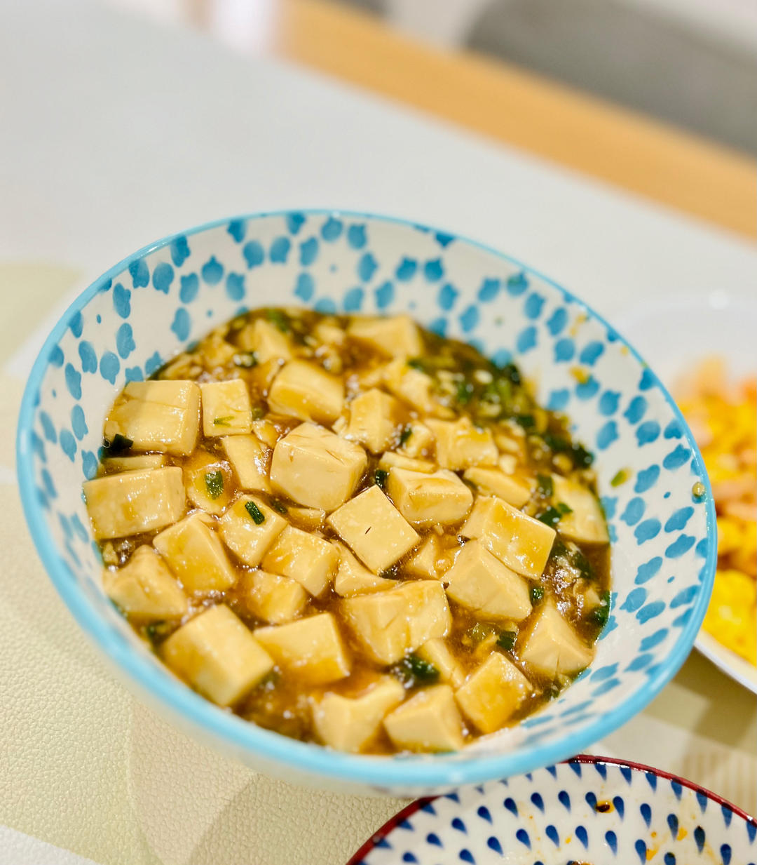 不放肉也超下饭的葱焖豆腐