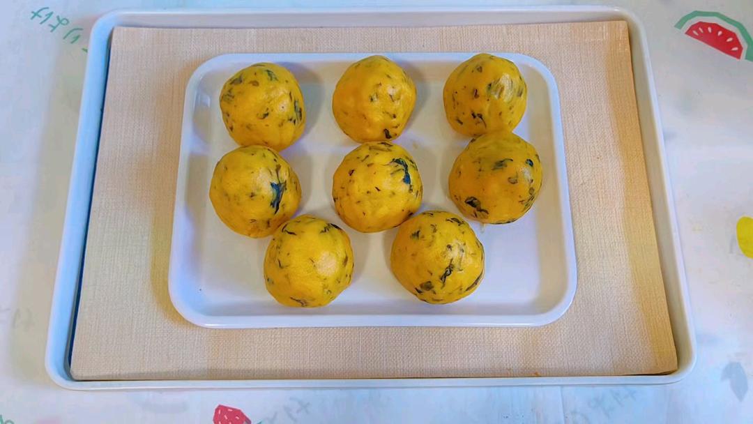 用一碗吃剩的炒青菜就可以做一锅咸香好吃的：玉米面青菜窝头！不用发面，不加白面，纯纯的粗粮主食！简单好做，有手就会！新手小白也可以一次成功！