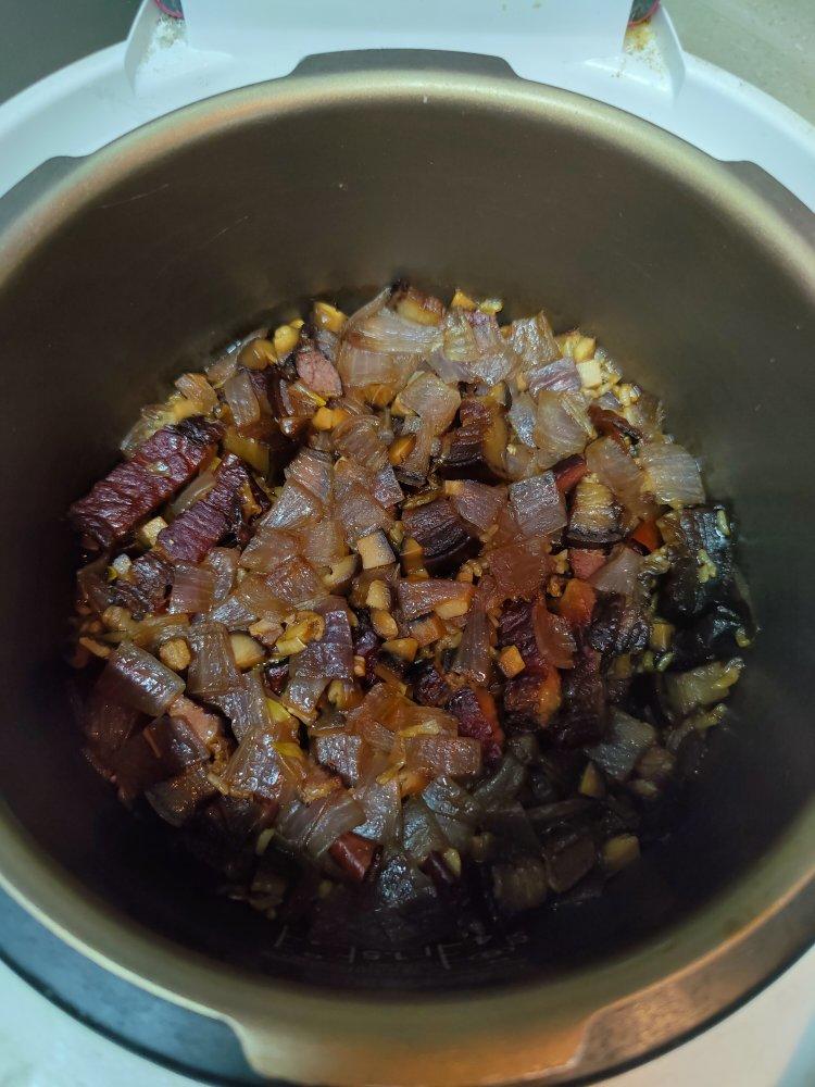 腊肉煲饭（粒粒分明不粘稠+神仙美味）