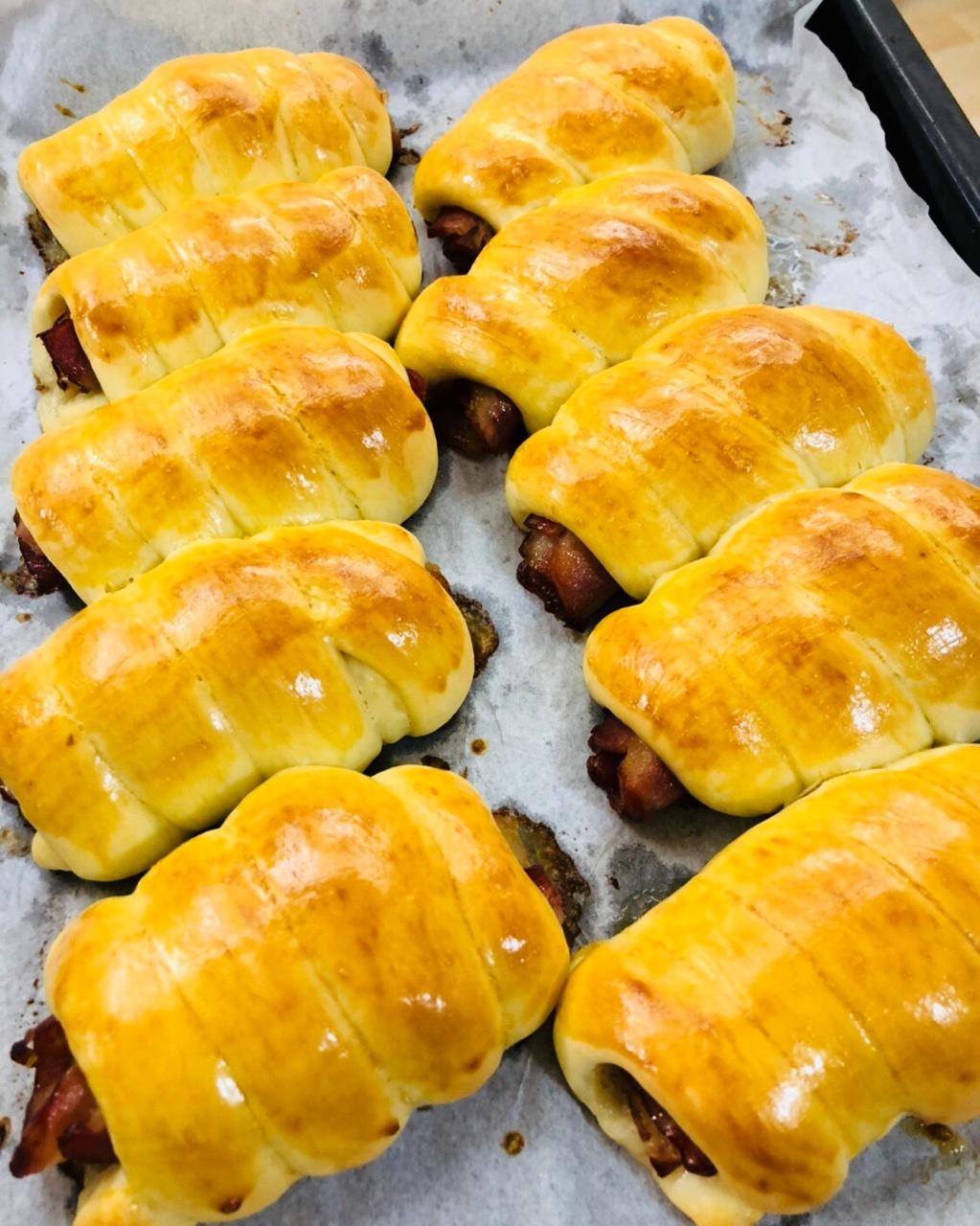 天空下着沙529做的培根卷面包