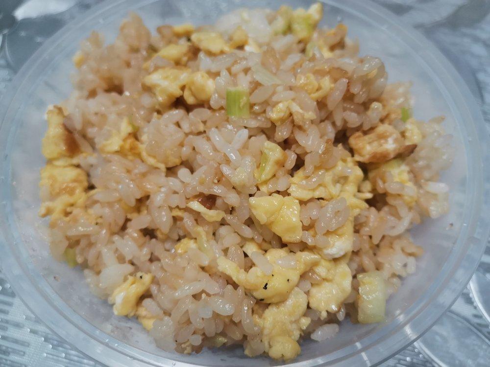 〈鸡蛋，葱花。蛋炒饭〉，简简单单剩饭变美味。欣小厨 😉