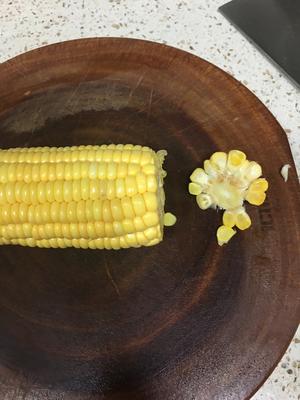 巧剥玉米粒的做法 步骤2