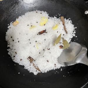家庭版盐焗螃蟹（盐焗虾、盐焗鲍鱼、盐焗花螺都适用）的做法 步骤4