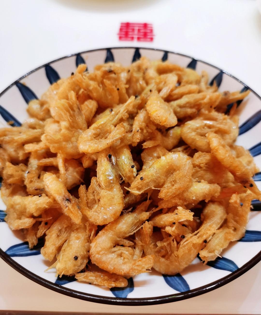只需一个窍门、即可做出香酥可口脆的鲜炸小河虾、简单快捷、小朋友超爱
