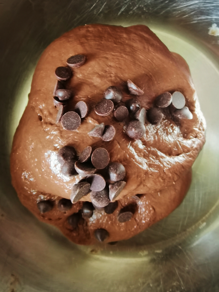双重巧克力口感，网红“黑眼豆豆”面包🍞的做法 步骤6