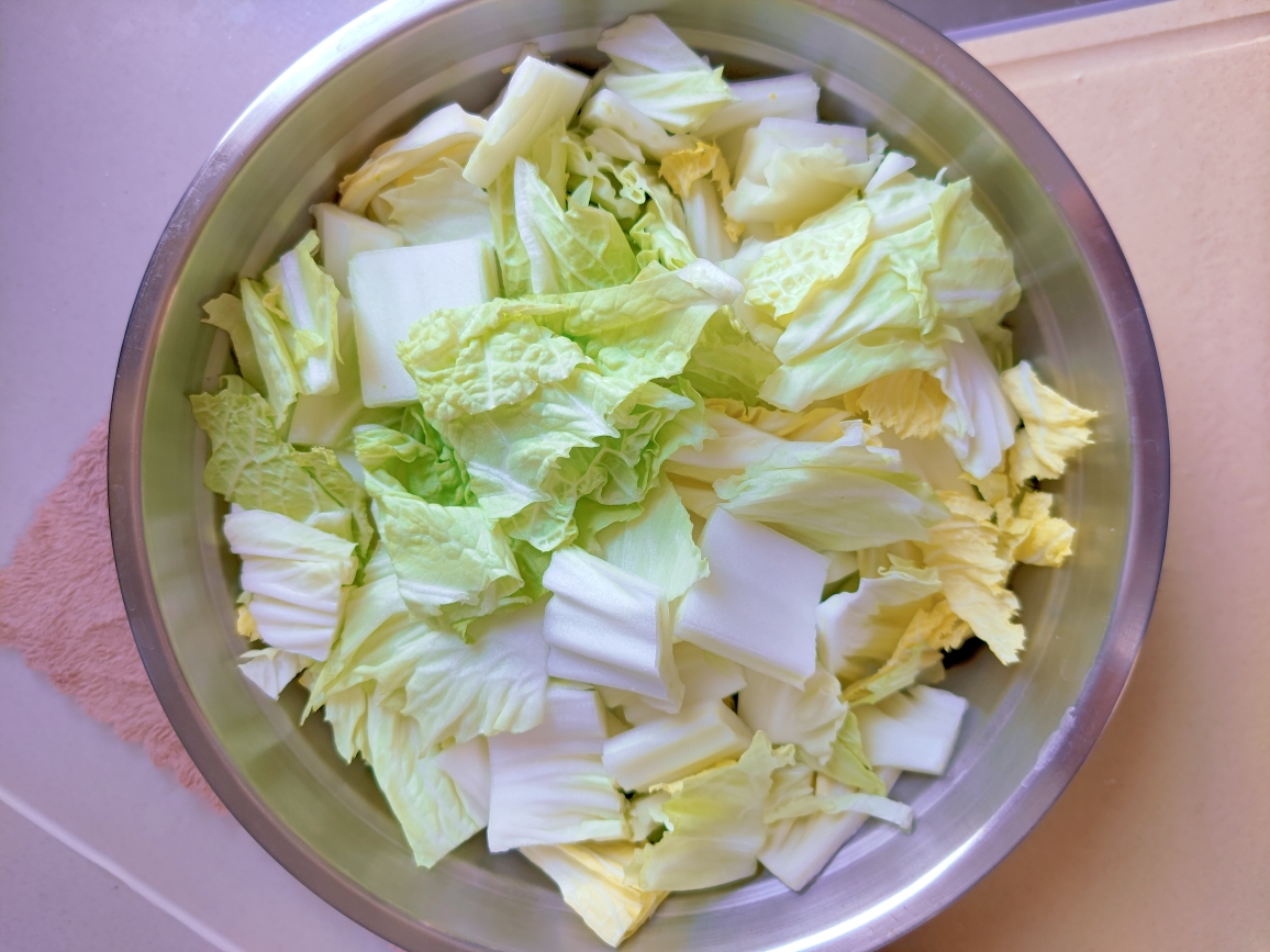 冬日必备白菜豆腐炖粉条的做法 步骤1