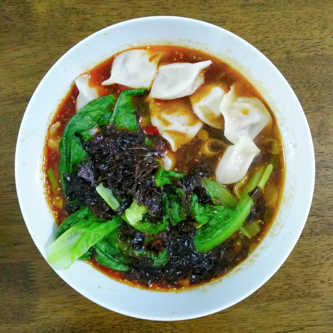 省时又便捷，没人能抗拒这碗酸汤水饺！🥟