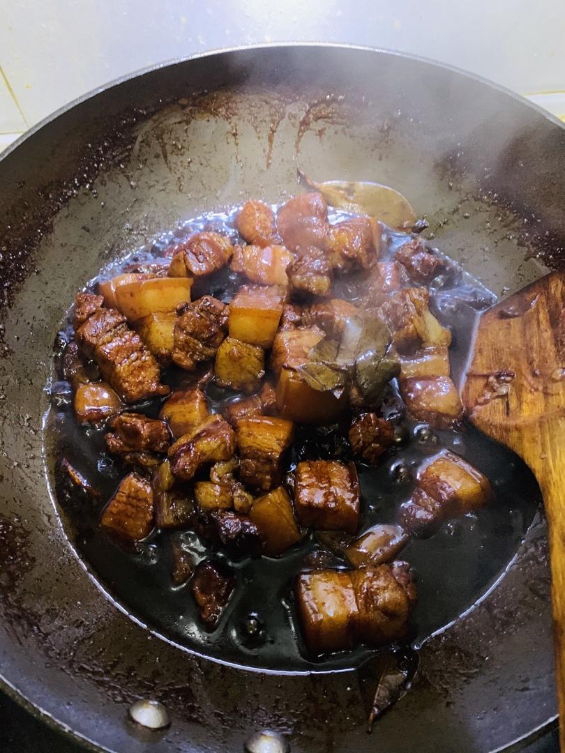 吃着碗里望着锅里的红烧肉