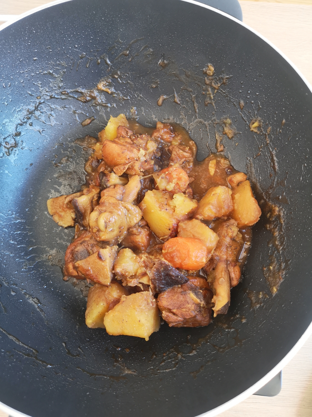 香菇炖鸡腿肉土豆