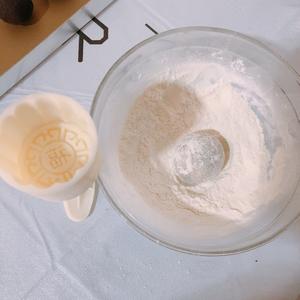 广式豆沙蛋黄月饼（步骤超详细，新手适用）的做法 步骤13