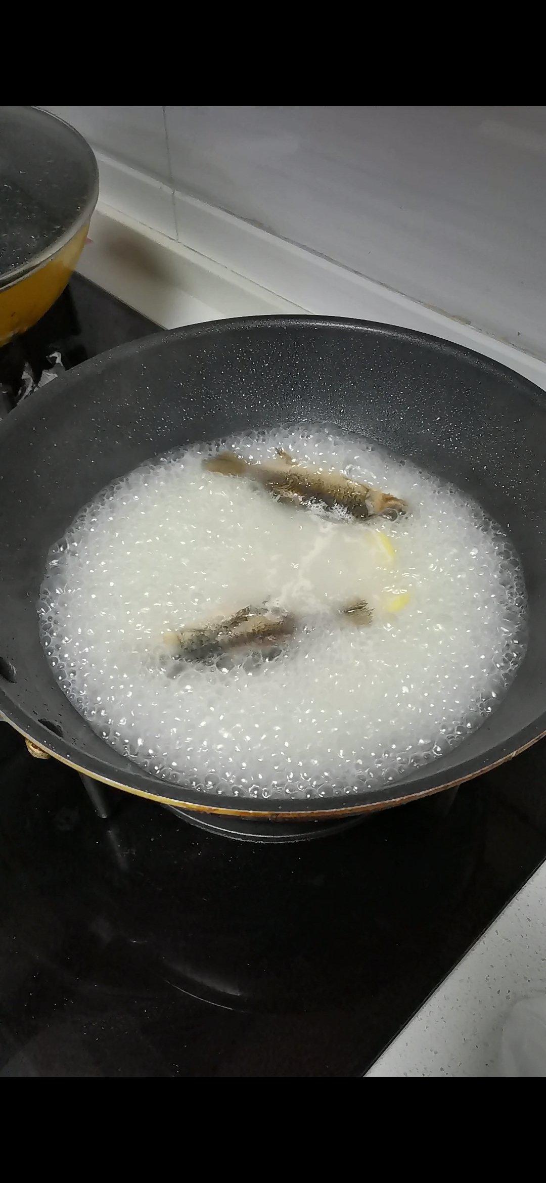 清炖鲫鱼汤 三个关键步骤让你轻松炖出汤浓味鲜色白似奶的鲫鱼汤