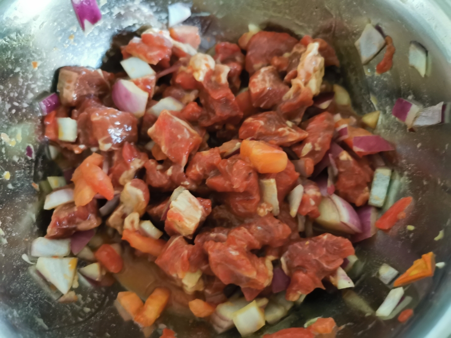 超级下饭的蒜香牛肉粒的做法 步骤1
