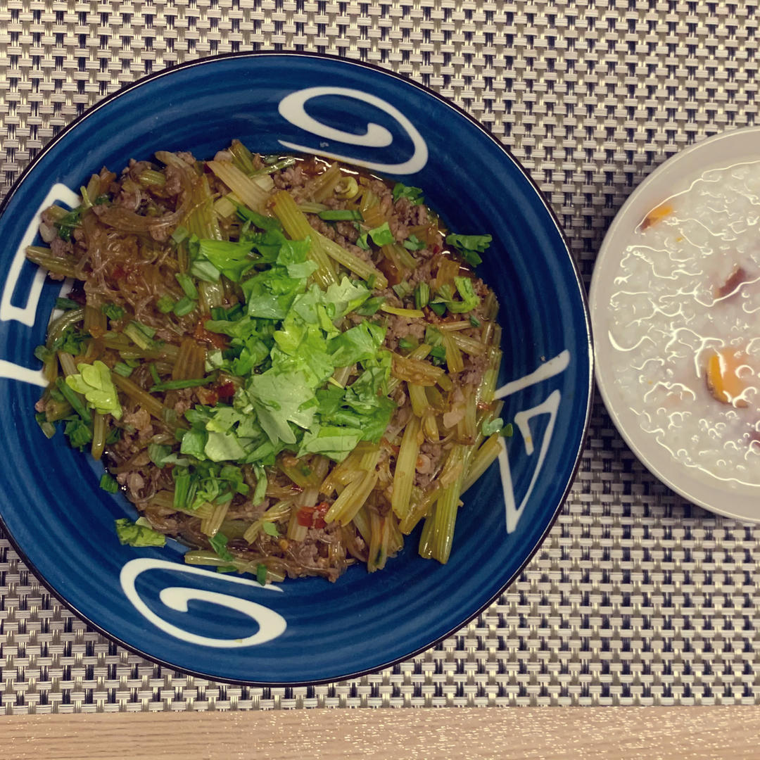 芹菜肉末炖粉条（蚂蚁上树）