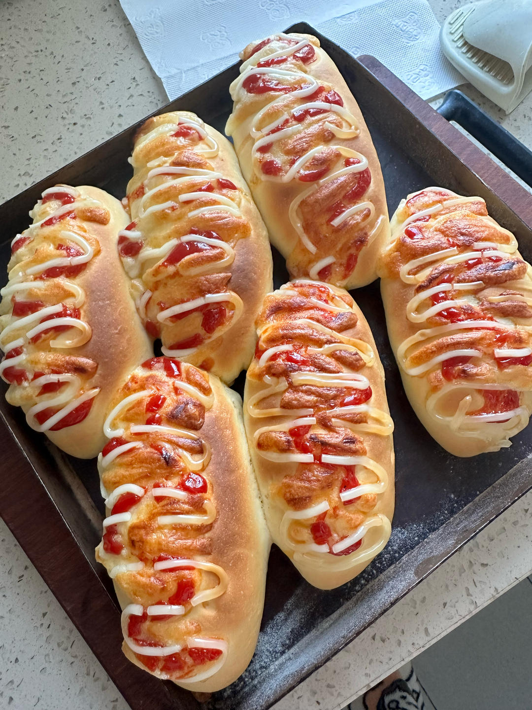 超级好吃的香葱烤肠肉松沙拉酱面包