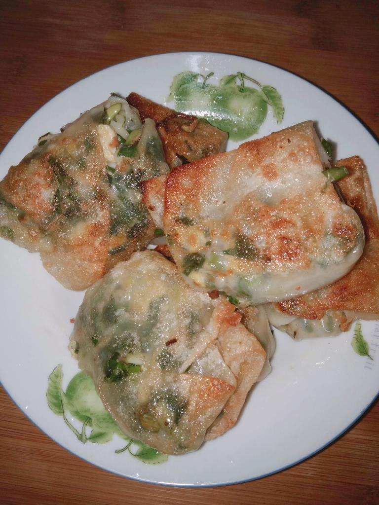 饺子皮懒人版韭菜盒子，一把韭菜，两个鸡蛋（分分钟光盘）