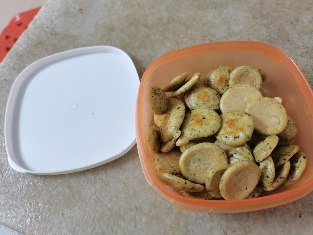 宝宝辅食之小零食：鸡蛋芝麻软饼