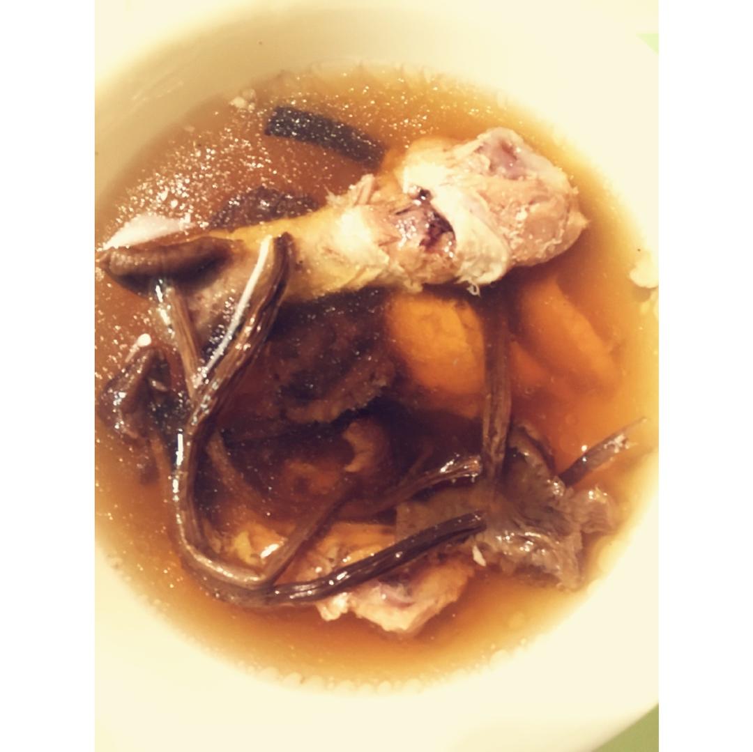 茶树菇煲鸡汤