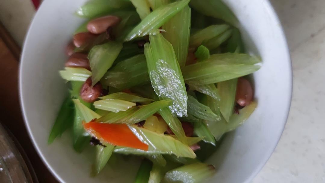 凉拌芹菜花生米胡萝卜