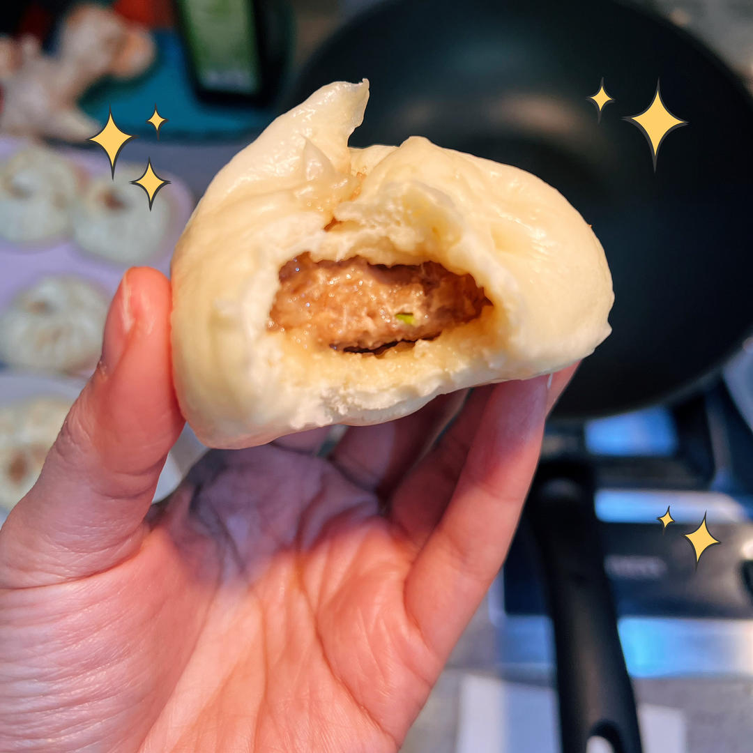 松软多汁的肉包子