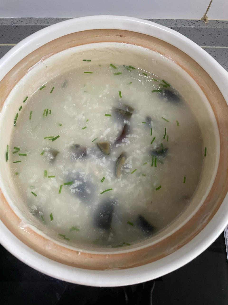快手又美味的皮蛋瘦肉粥